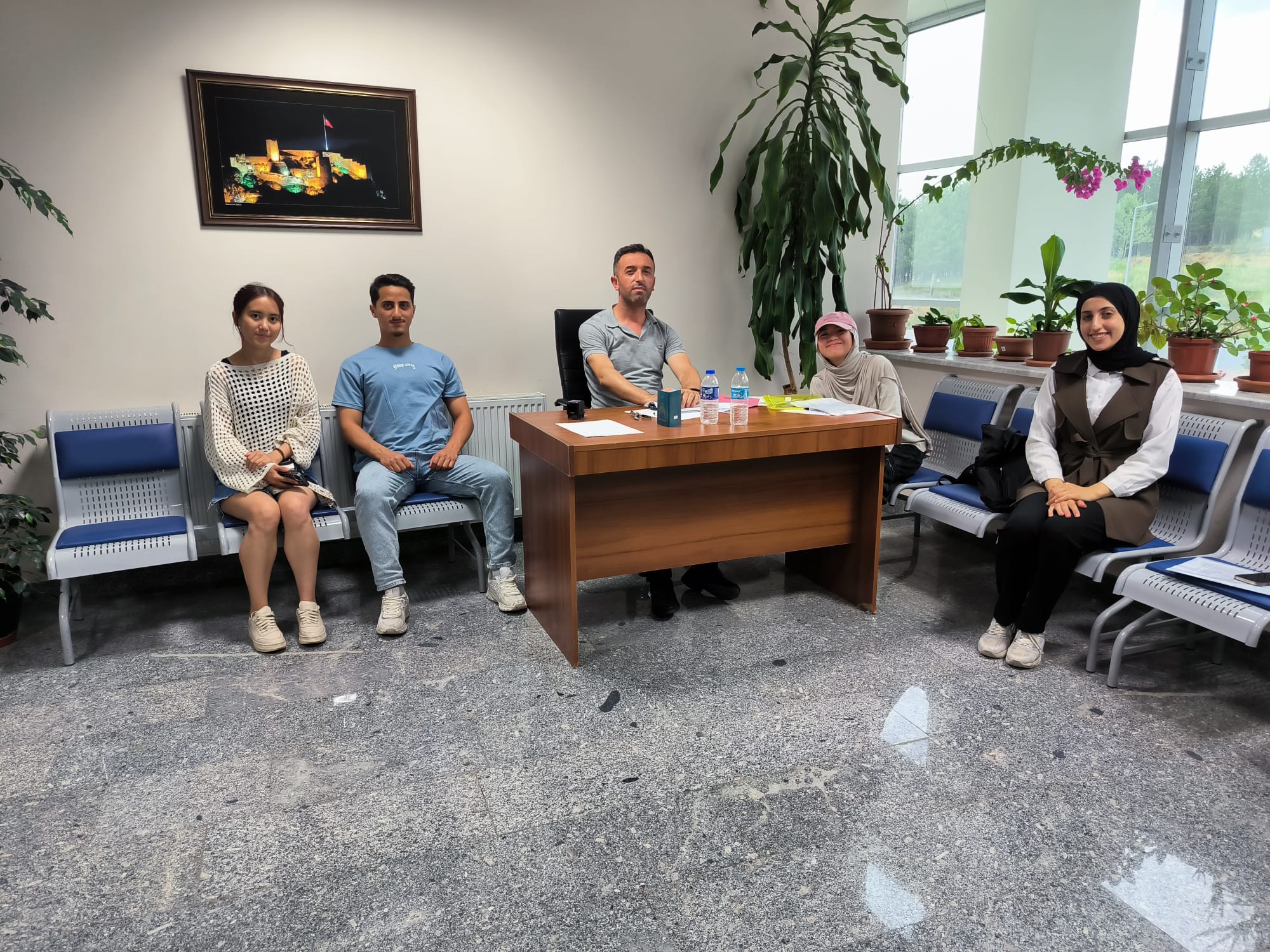 YABANCI UYRUKLU ÖĞRENCİLERİN İKAMET İZNİ İŞLEMLERİ DEVAM EDİYOR